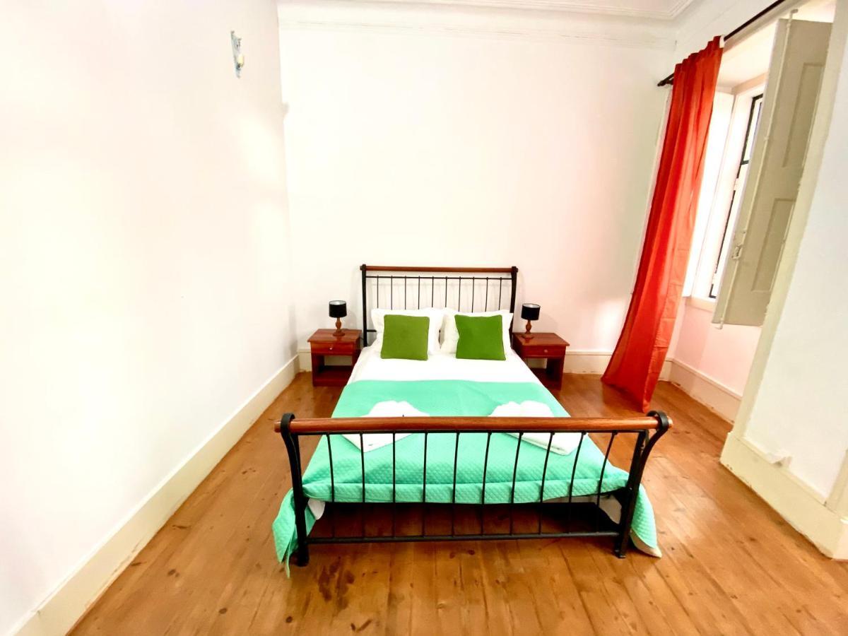 Gasthuis Artdeco Chiado 4 - Large Comfortable Double With Shared Bathroom Lissabon
